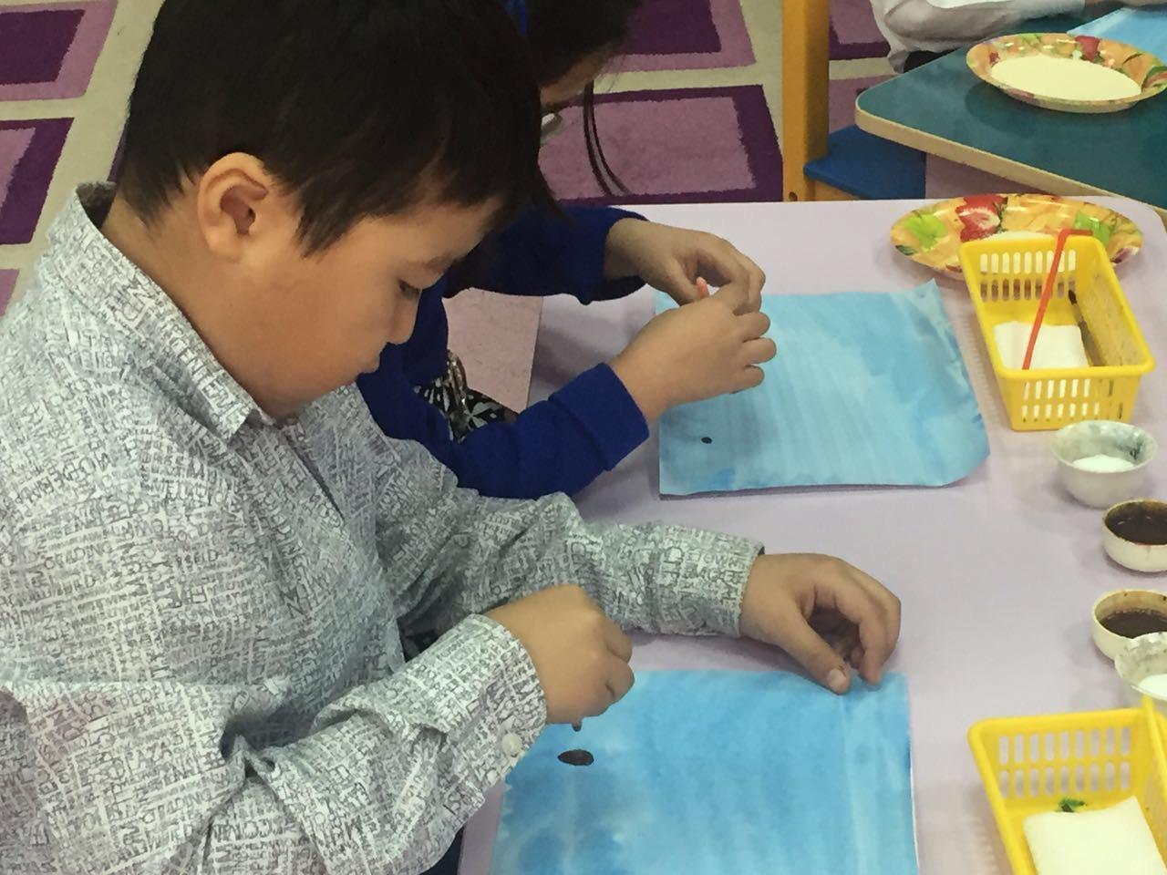 Открытое занятие воспитателя группы "Қарлығаш" Колкобаевой А.У. Область: "Творчество", тема: "Волшебные снежинки"