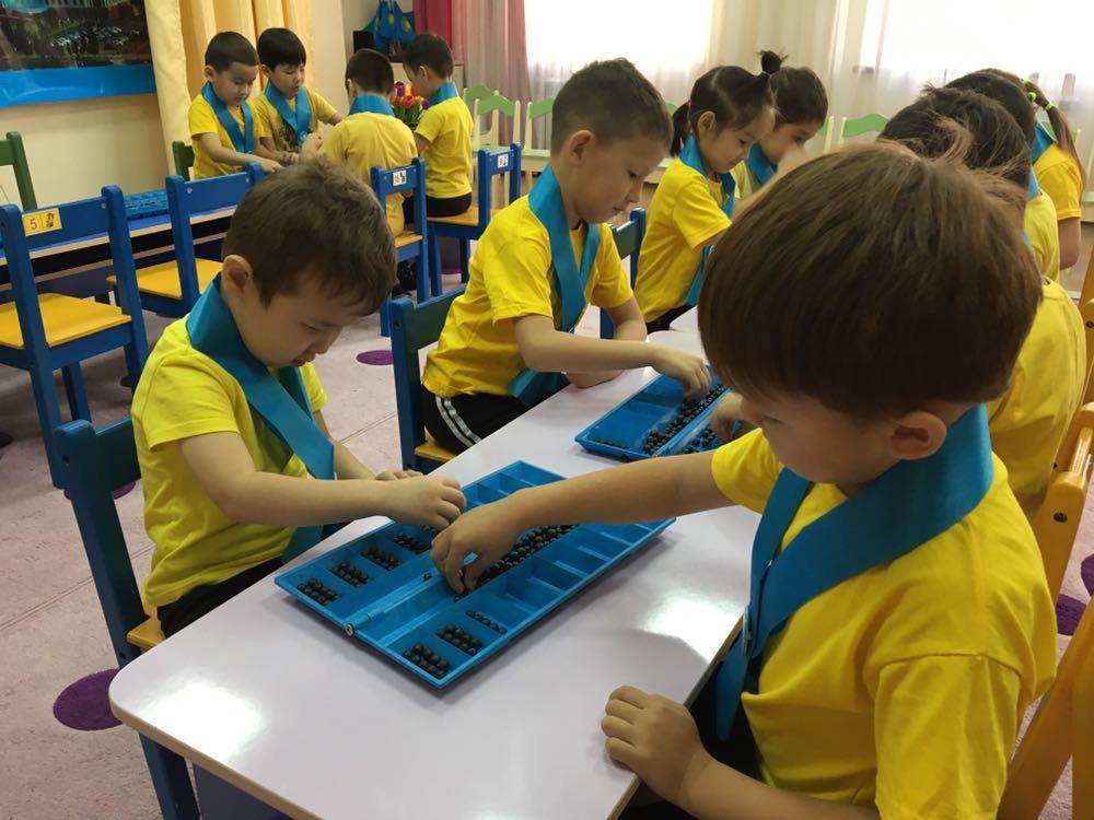 Дене шынықтыру мұғалімі Токмолдинов Рустем Саматович «Тұңғыш Президент күні» мерекесіне арнап ұлттық «Тоғыз құмалақ» ойыны бойынша спорттық жарыс өтті. 